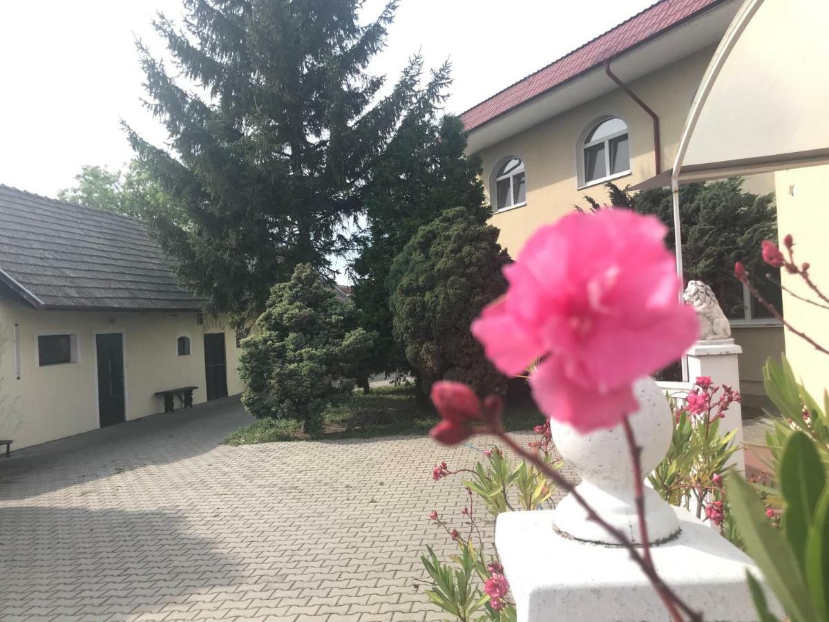 Pension Europ** Diakovce Esterno foto